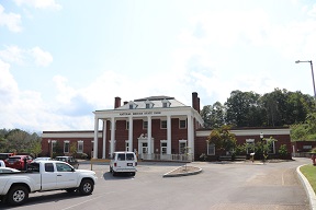 The visitor's center and entrance for Natural Bridge State Park